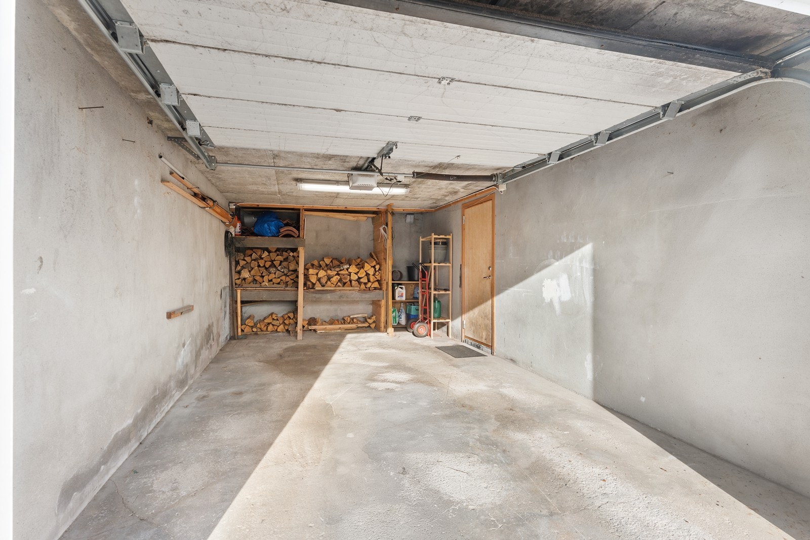 Garasje med direkte adkomst til boligen Galleribilde