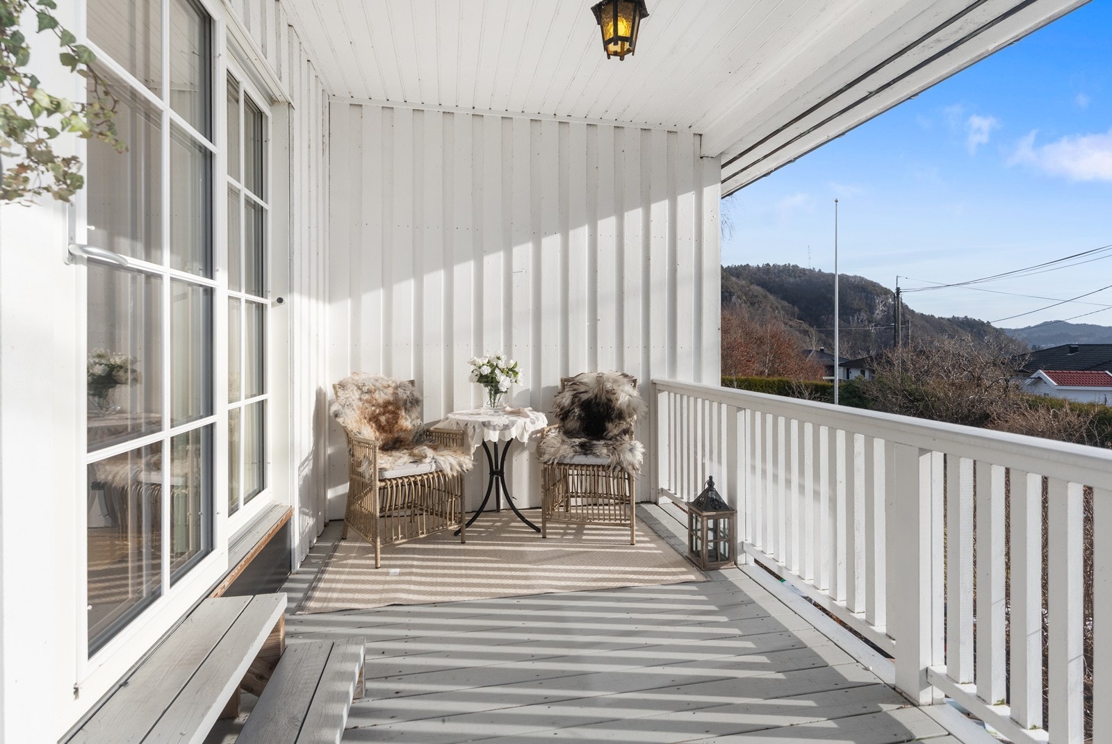 Eiendommen kan by på mange hyggelige uteplasser - Så her kan man om ønskelig flytte seg etter sola Galleribilde