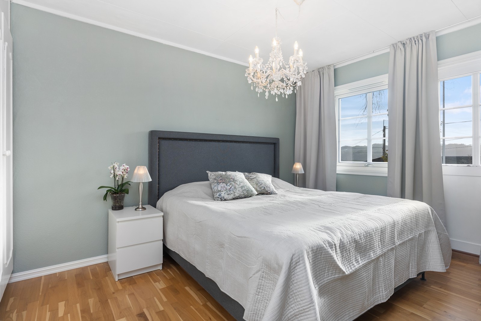 Stort og fint hovedsoverom med utgang til terrasse Galleribilde