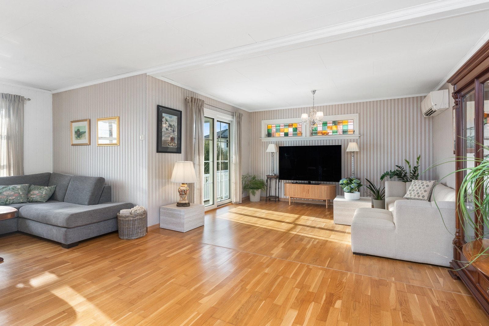 Lys og fin stue med utgang til terrasser Galleribilde