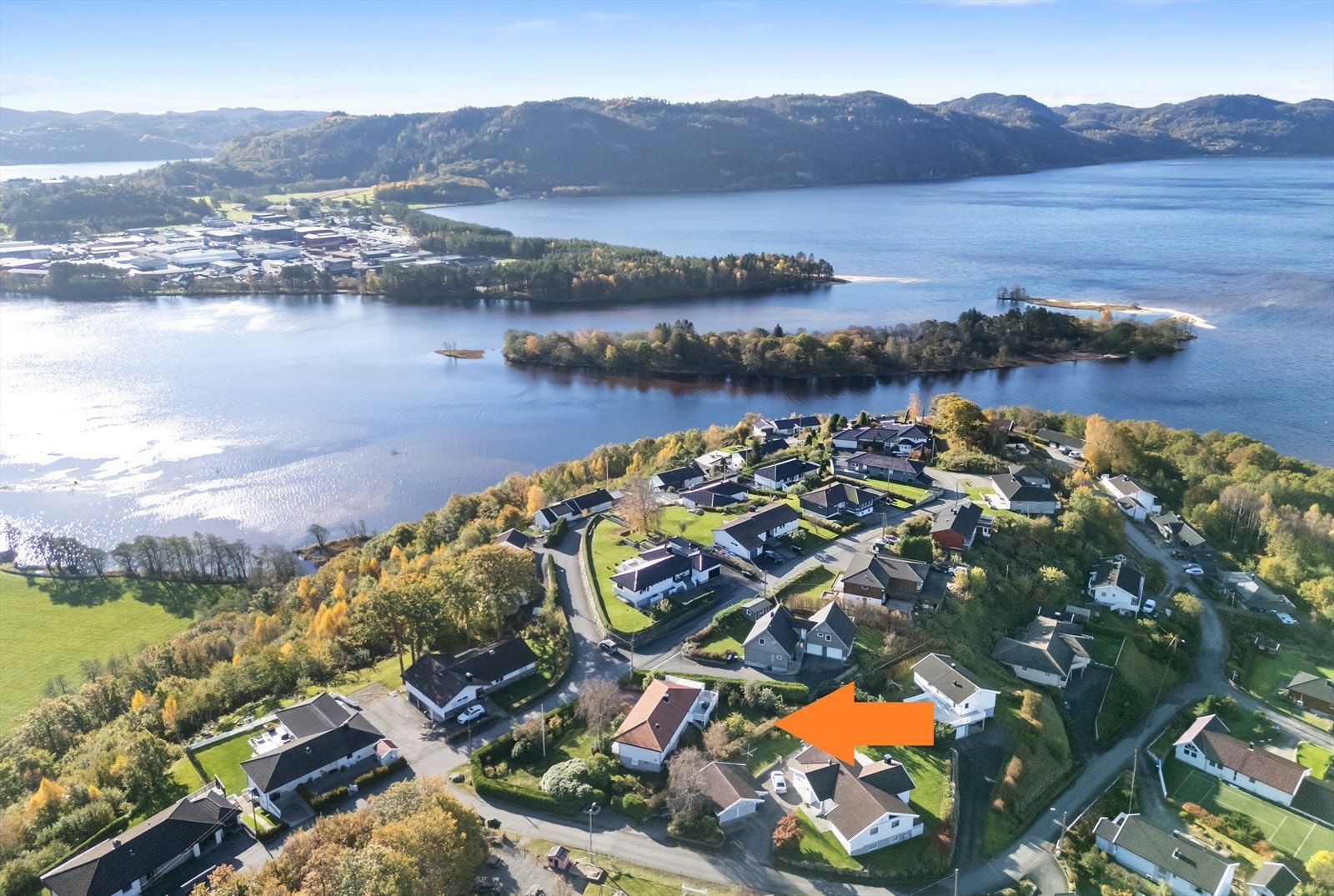 Boligen har en fin plassering i feltet på en flat tomt med gode solforhold! Galleribilde