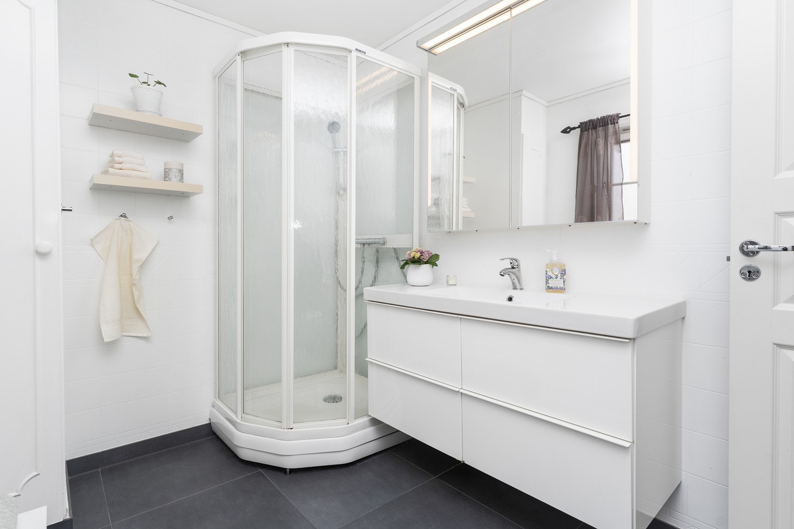 Fliser med varmekabler i gulv Galleribilde