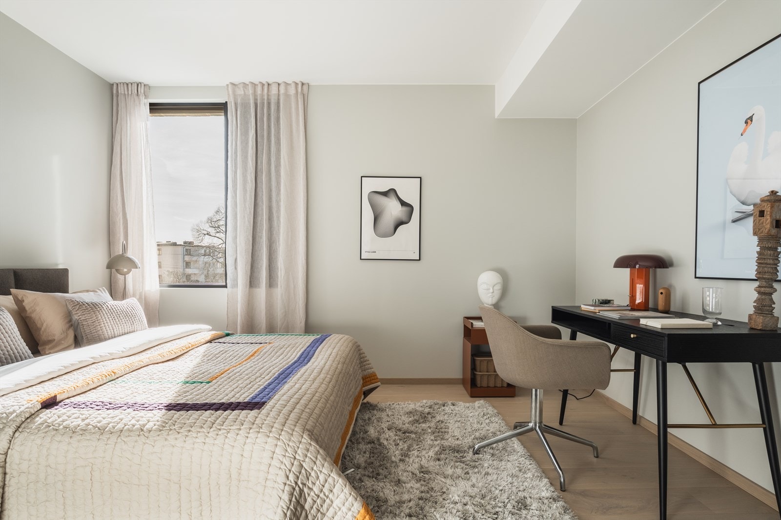 God plass til dobbeltseng, pult og garderobeskap. Galleribilde