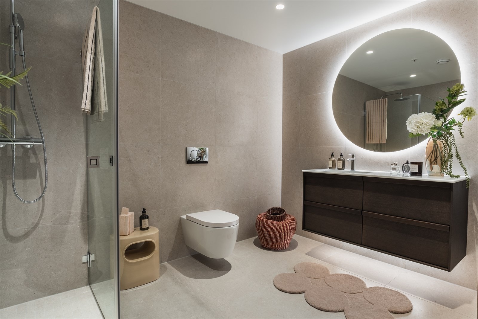 Hovedsoverommet har også eget en-suite baderom med lekre fliser. Galleribilde