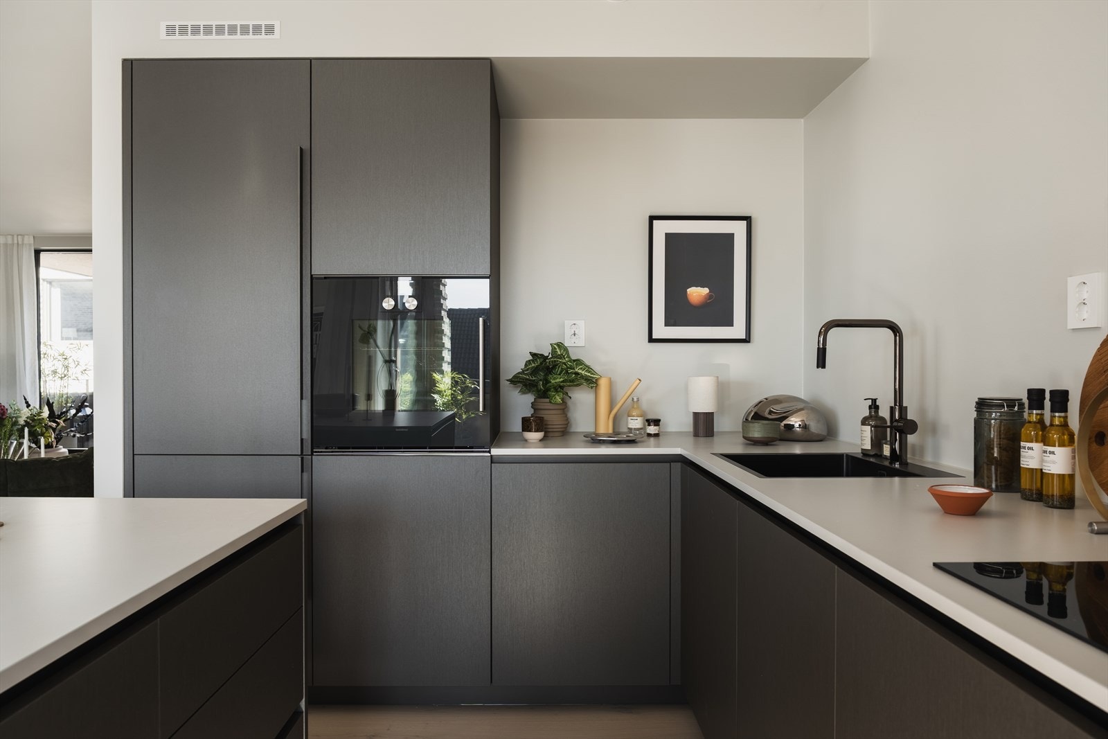 Kjøkkenet ligger i åpen løsning mot spisestue/stuen. Galleribilde