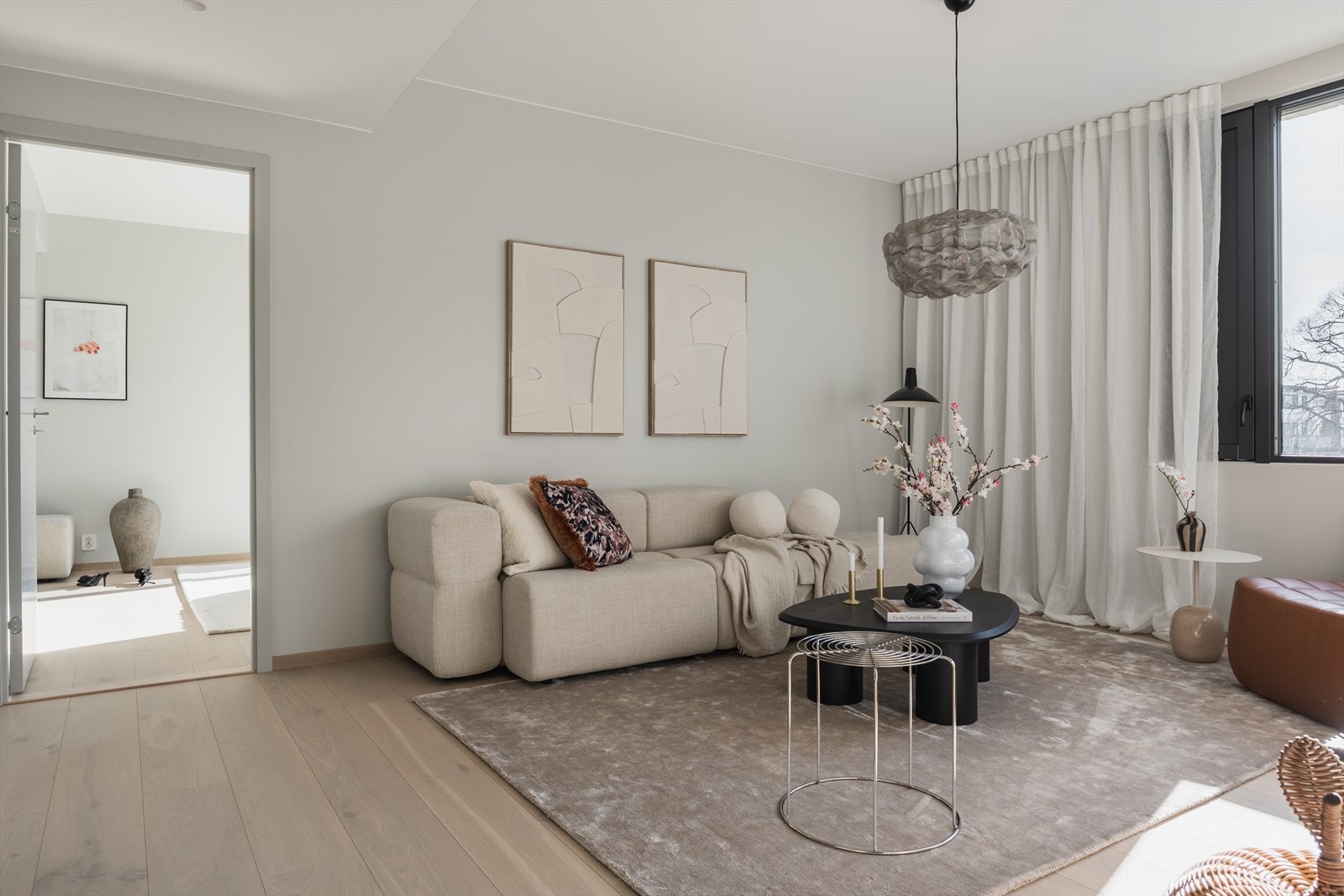 Gjennomgående bred enstavs parkett og vannbåren gulvvarme i alle oppholdsrom. Galleribilde