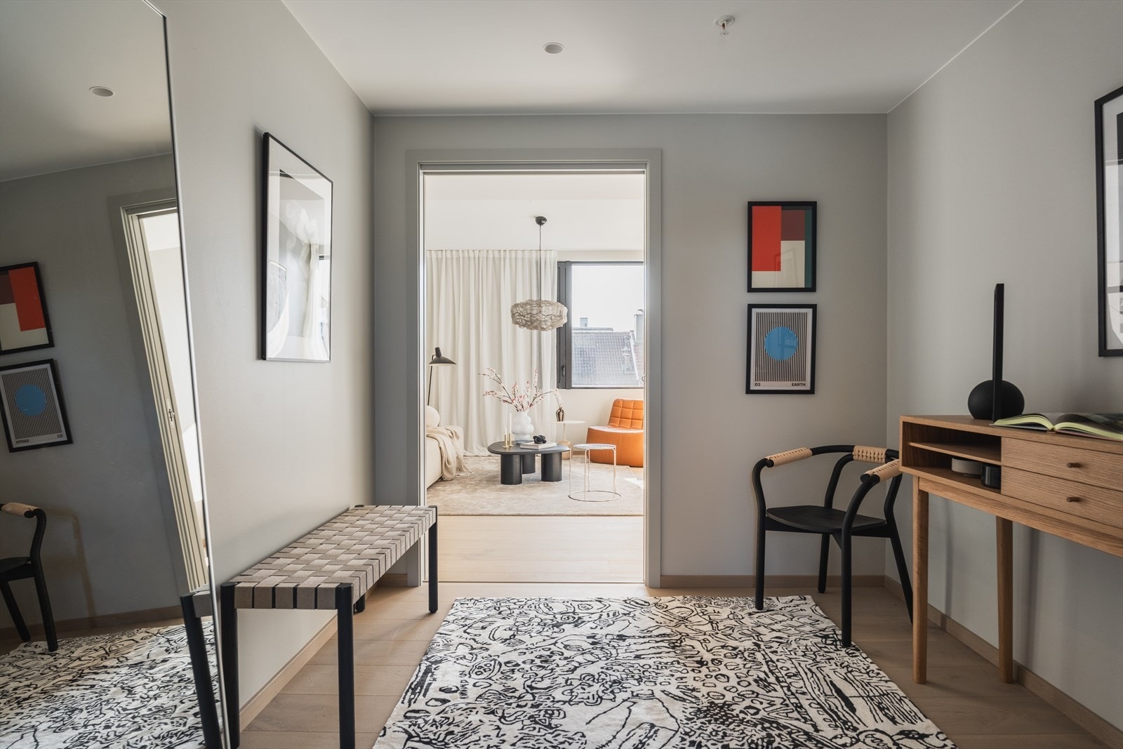 Velkommen inn i en lys og romslig entré med plass til å henge fra seg yttertøy. Galleribilde