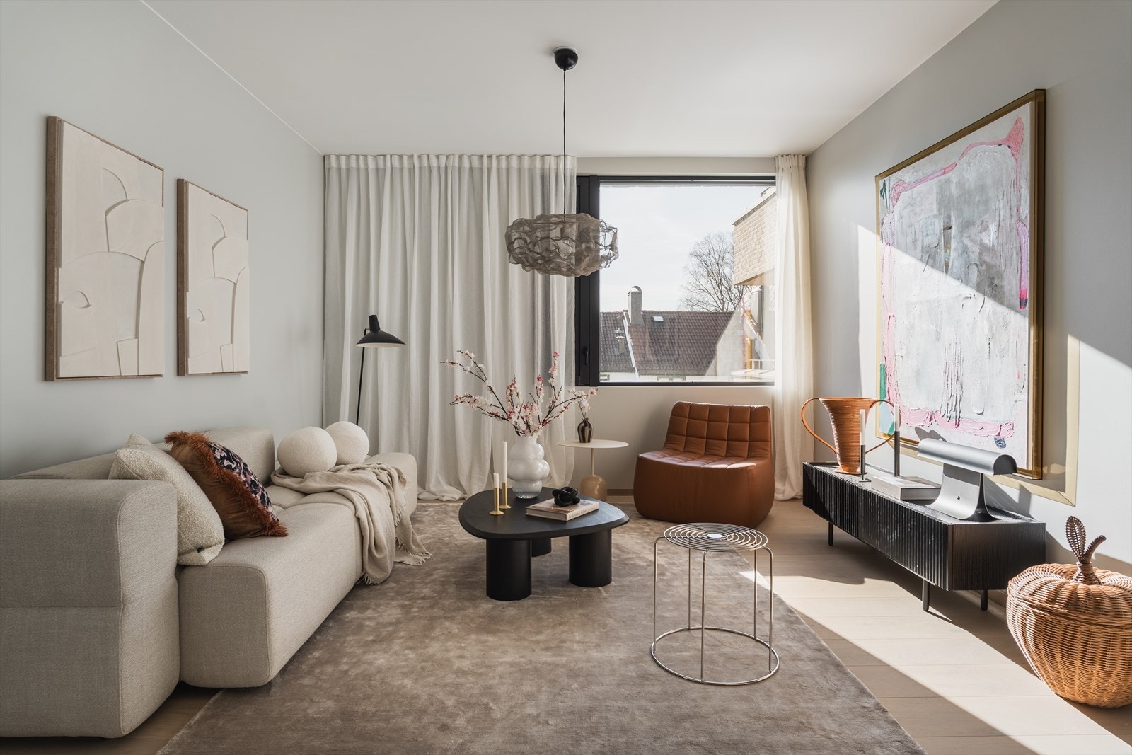 God plass til sofa i naturlig avstand til TV med tilhørende møblement Galleribilde