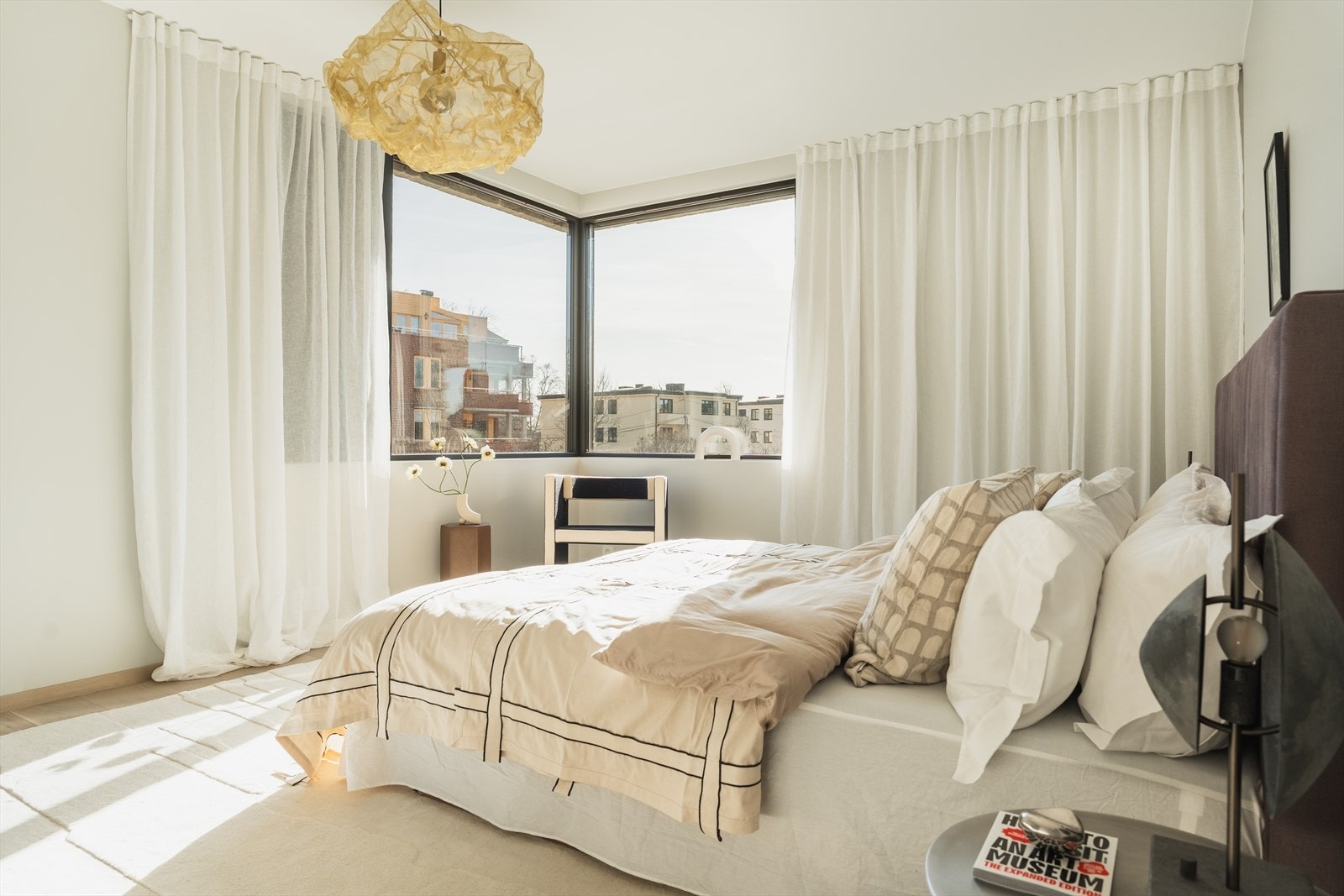 Soverommet har hjørnevindu som sikrer rikelig med naturlig belysning. Galleribilde