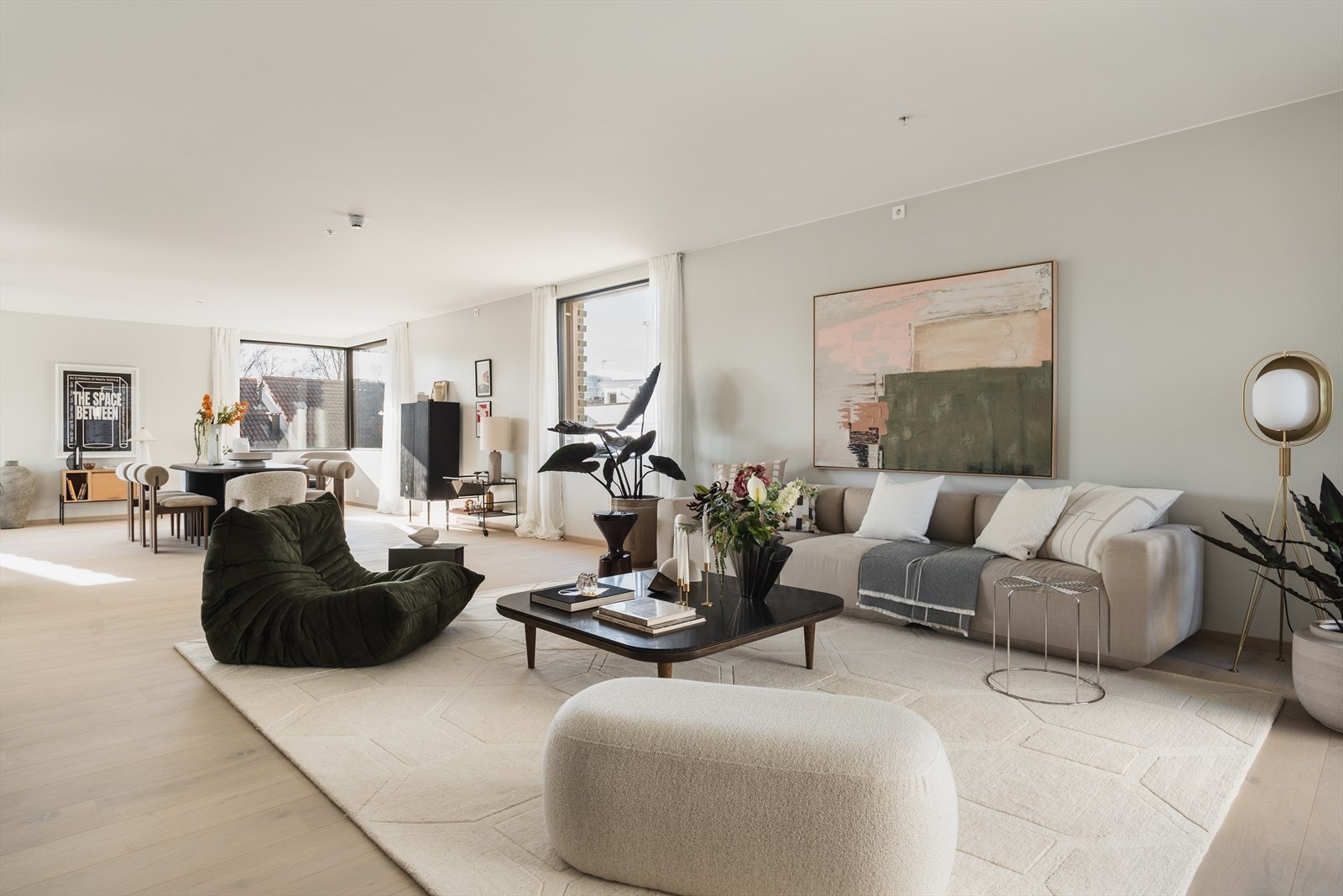 En fantastisk selveierleilighet med 2 balkonger, takhøyde på 2,60m og lysinnslipp fra tre sider. Galleribilde