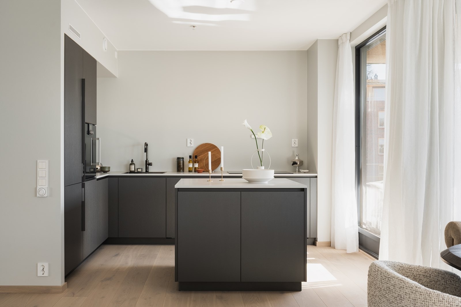 Kjøkkenet har praktisk kjøkkenøy for ekstra arbeidsflater og oppbevaring. Galleribilde