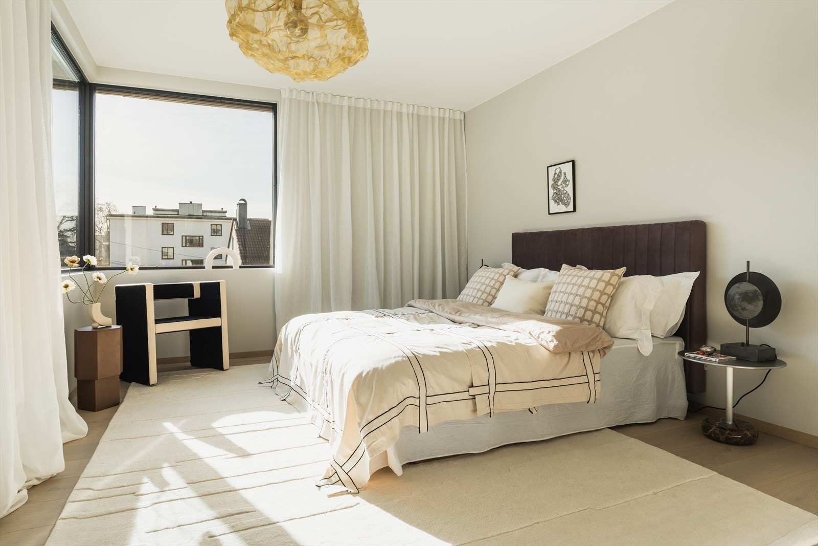 Nydelig hovedsoverom med god plass til dobbeltseng med tilhørende soveromsmøblement. Galleribilde