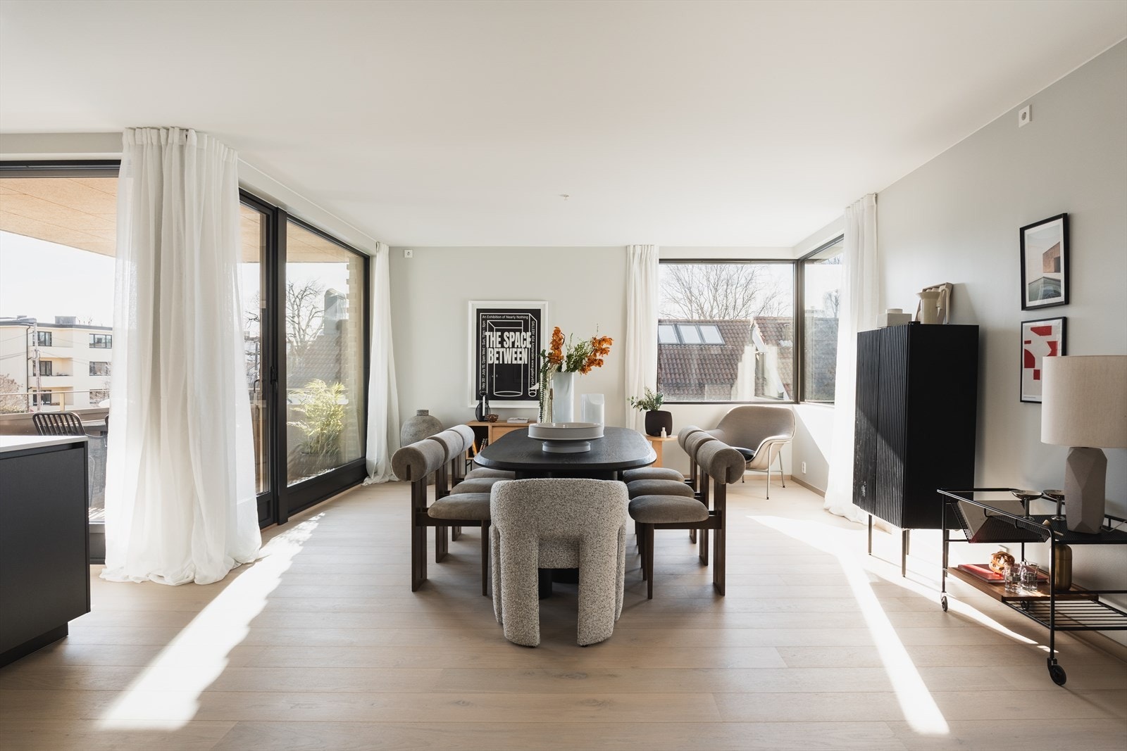 God plass til stort spisebord i tilknytning til både kjøkken og balkong. Galleribilde