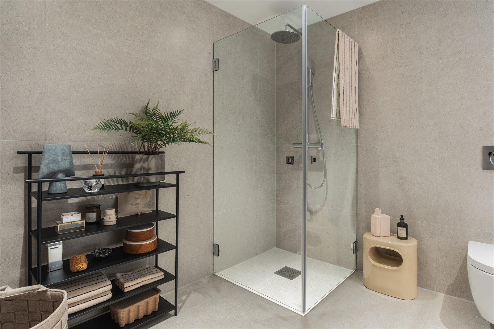 Baderomsinnredningen består av dusj, vegghengt klosett og servant med underskap. Galleribilde