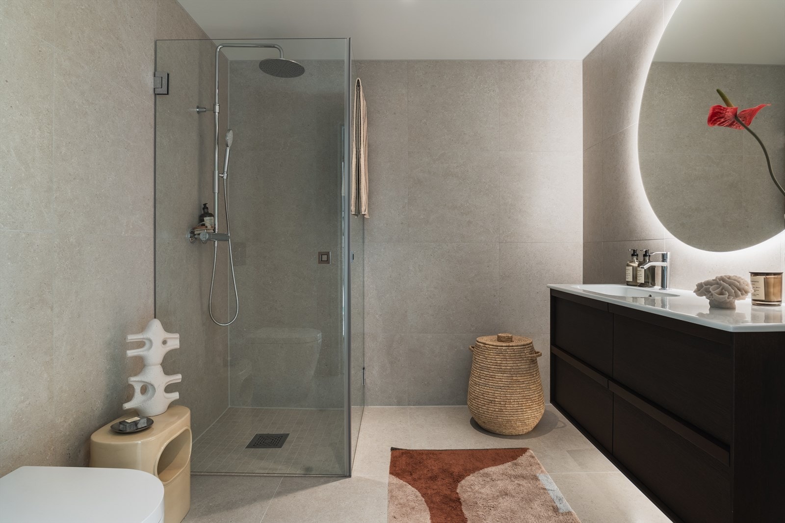 Baderom 2 er også delikat gjennomført med lekre 60x60 fliser og vannbåren gulvvarme. Galleribilde