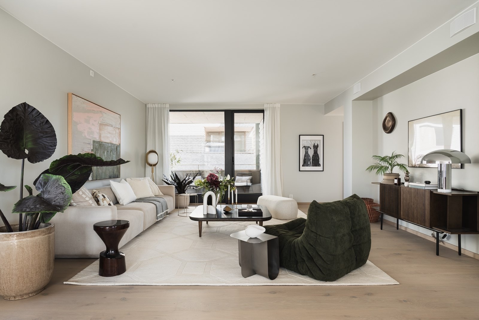 Her er det god plass en sosial sofastue i tilknytning til leiligheten andre balkong Galleribilde