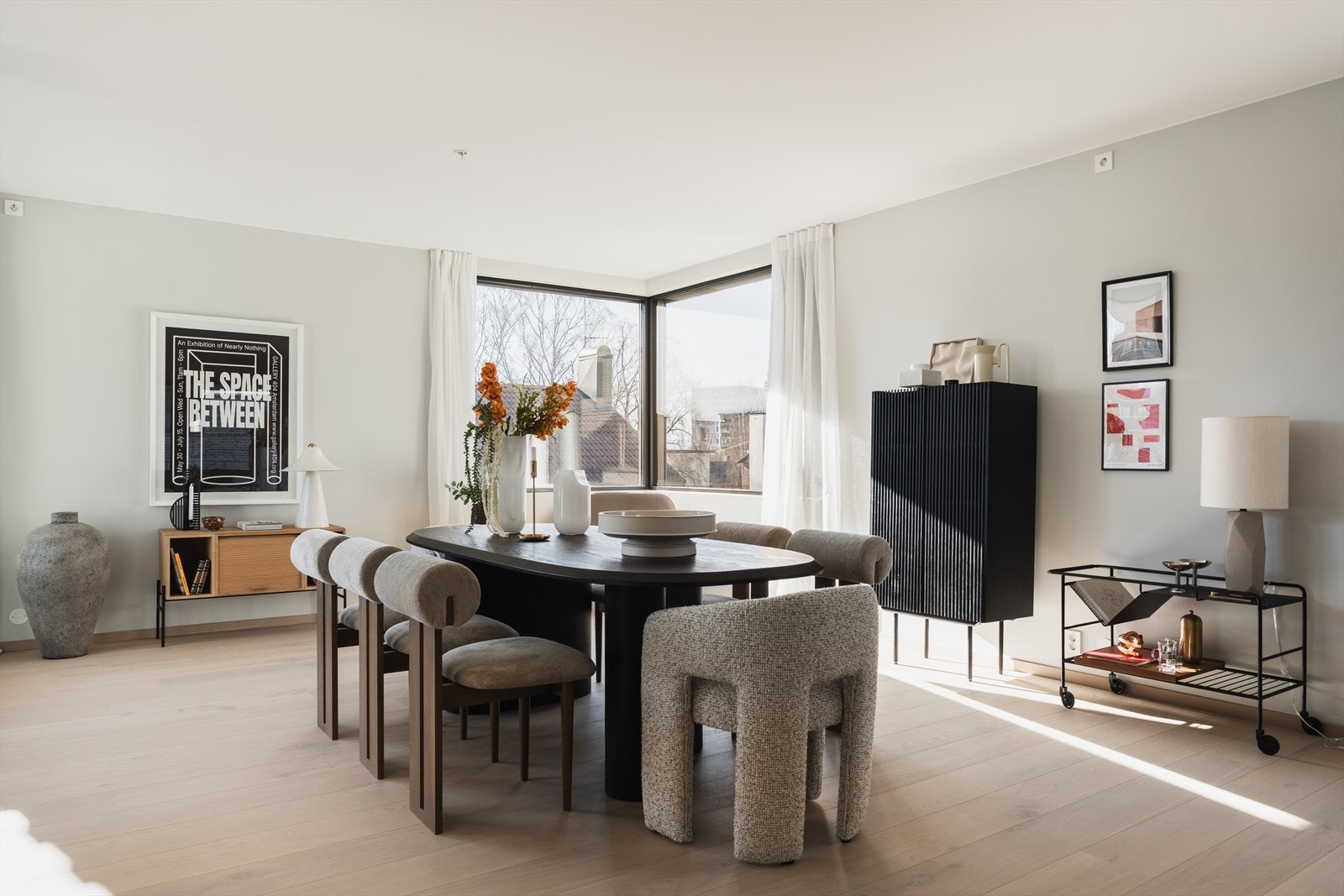 Generøse vindusflater slipper inn rikelig med naturlig lys og gir en luftig atmosfære. Galleribilde