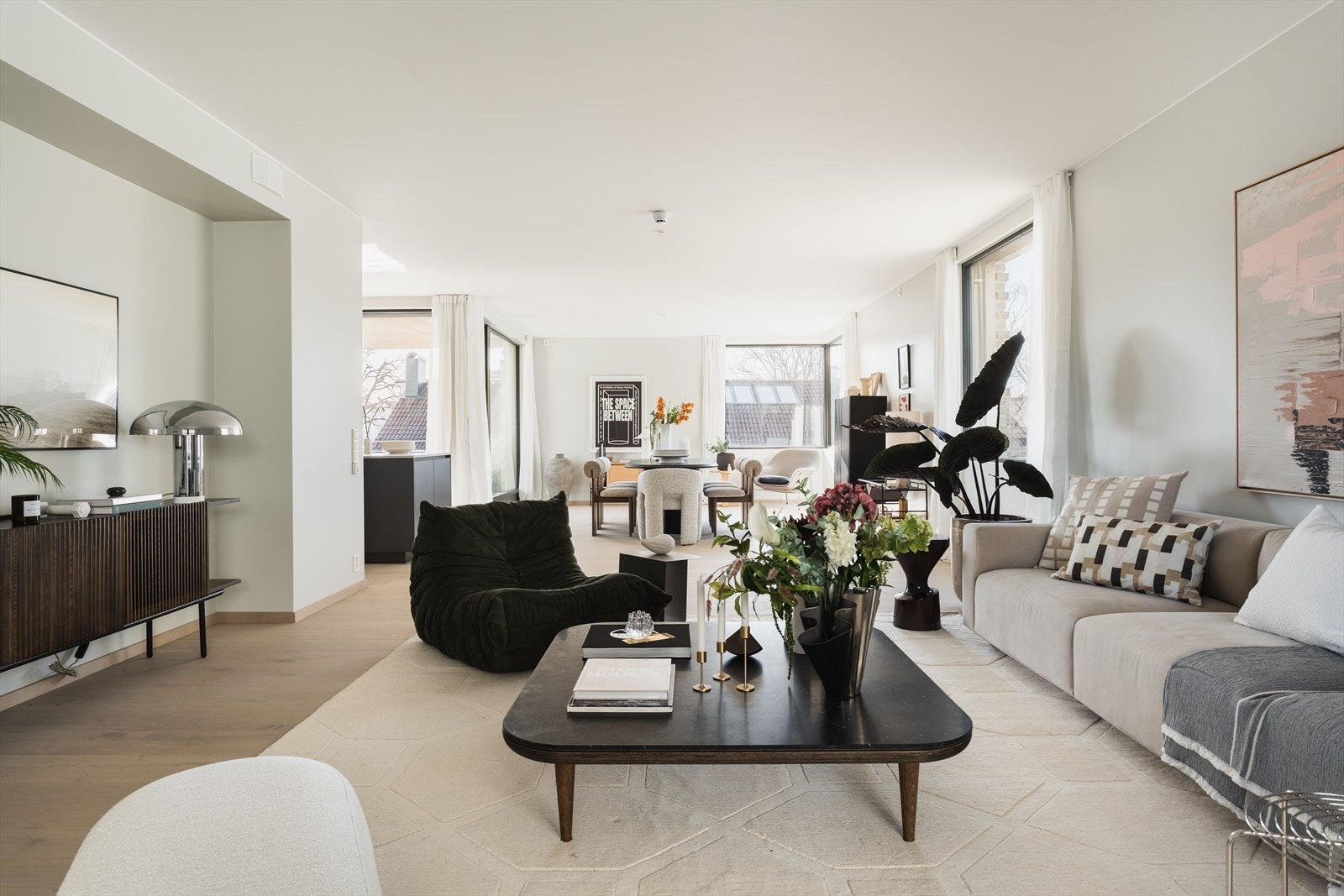 Rommets utforming gir en naturlig soneinndeling samtidig som det holdes åpent. Galleribilde