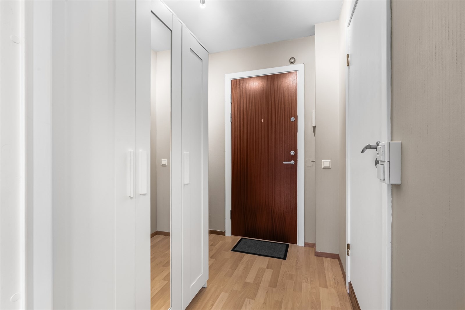 Entré med plass til oppbevaringsmøblement. Det er i tillegg gode lagringsmuligheter i praktisk kjellerbod Galleribilde