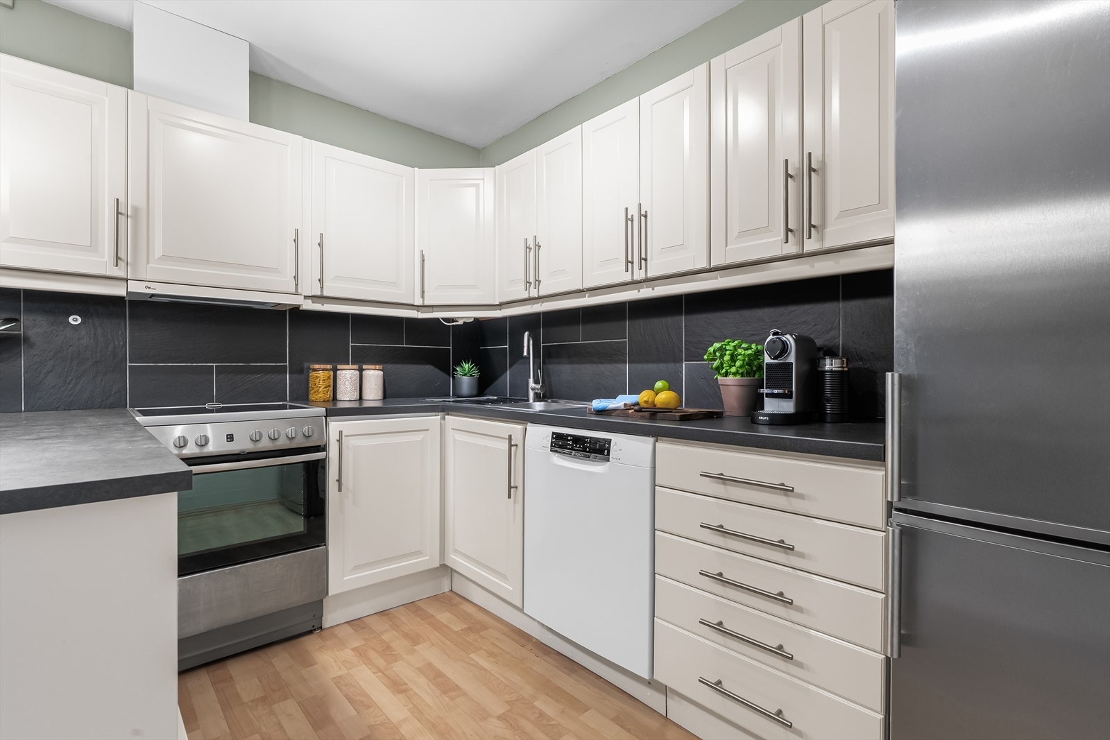 Kjøkkenet fremstår velutnyttet og praktisk, med gode oppbevaringsmuligheter Galleribilde