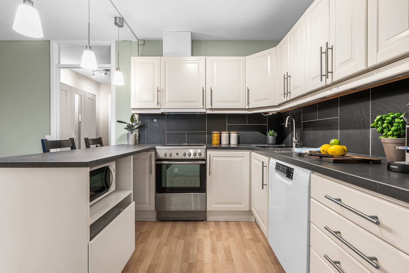 Kjøl/- fryseskap, oppvaskmaskin, mikrobølgeovn og stekeovn medfølger. Varmtvannsbereder på ca. 120 liter er plassert i kjøkkenskap Galleribilde