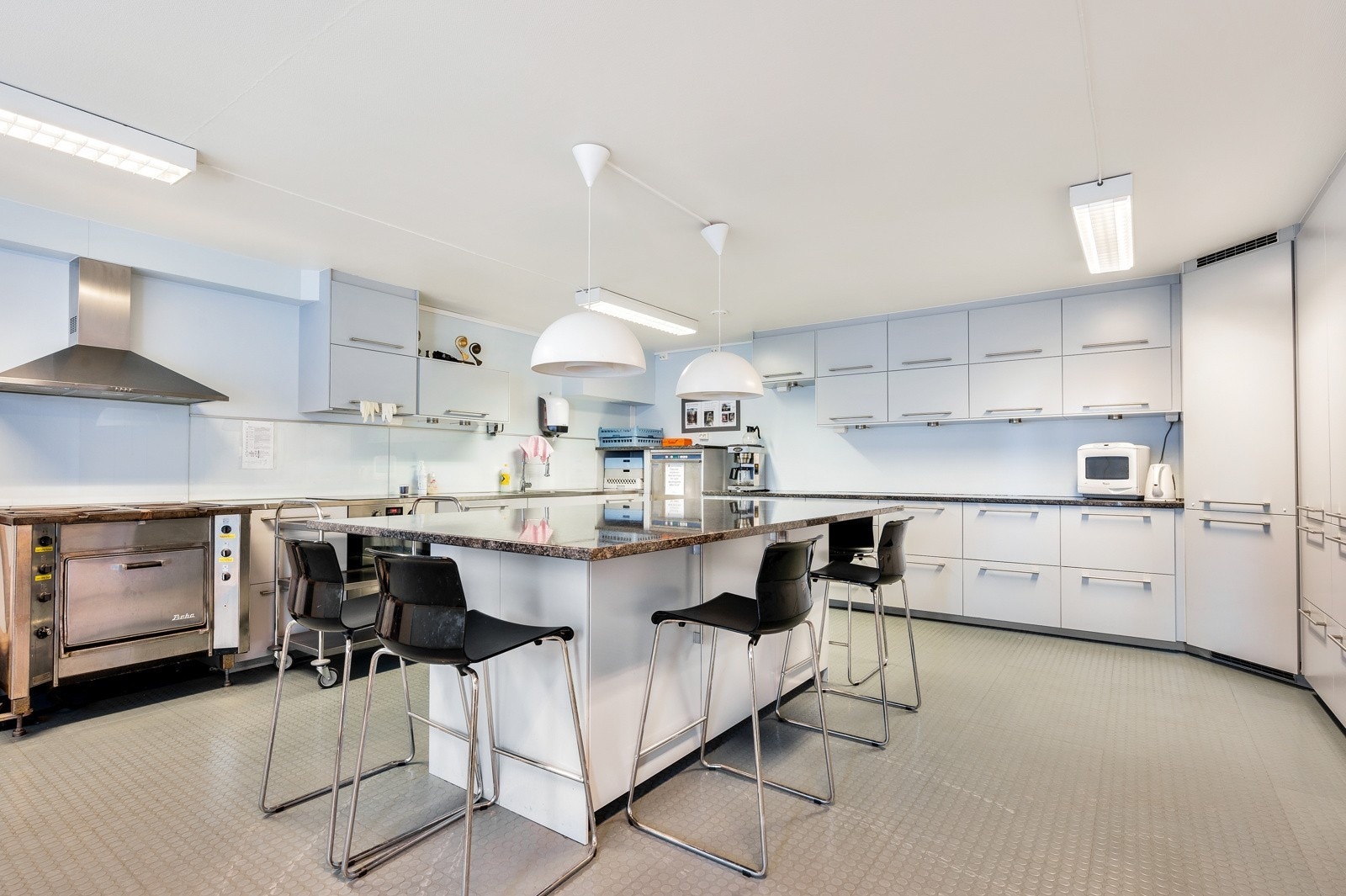 Lokalene består at et velutstyrt kjøkken med alt du behøver av servise/bestikk og utstyr for en større forsamling Galleribilde