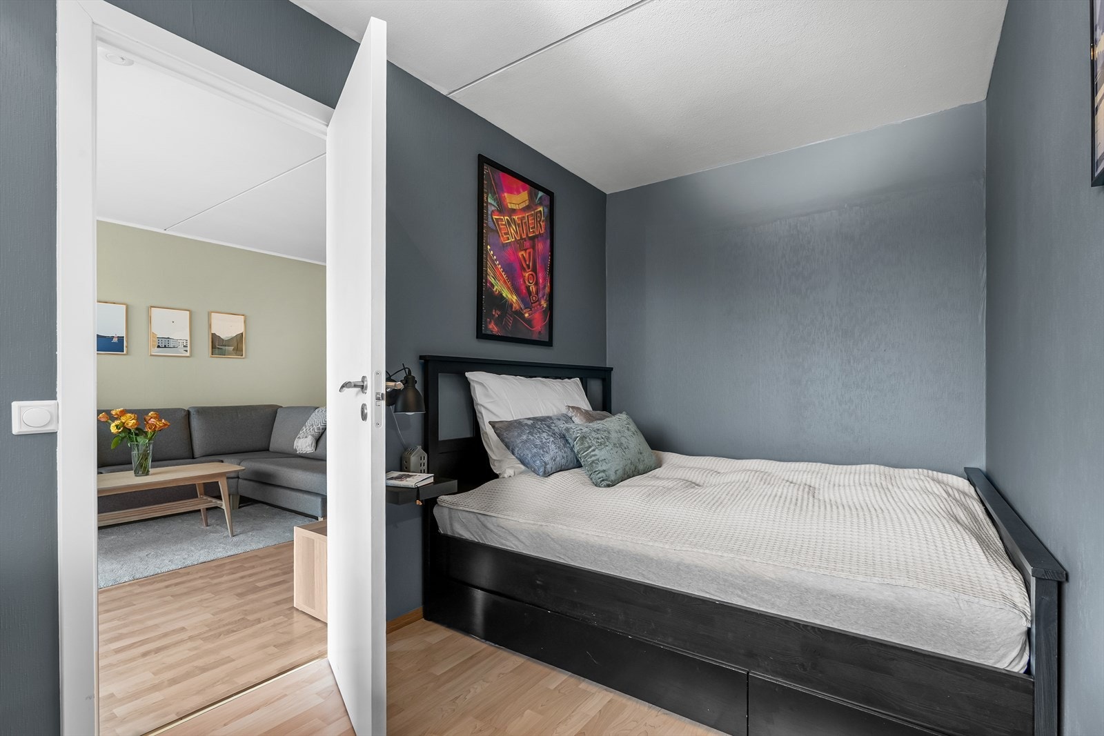 Lunt og usjenert soverom med plass for seng og oppbevaringsmøblement Galleribilde