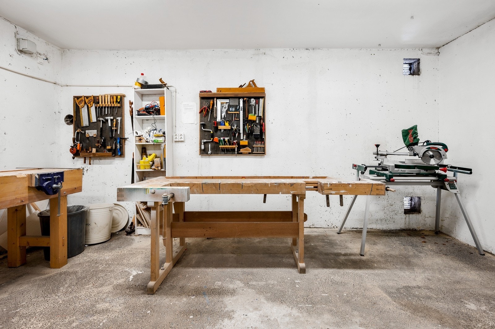 Borettslagets snekkerrom til bruk for snekkerarbeid, maling o.l. Galleribilde