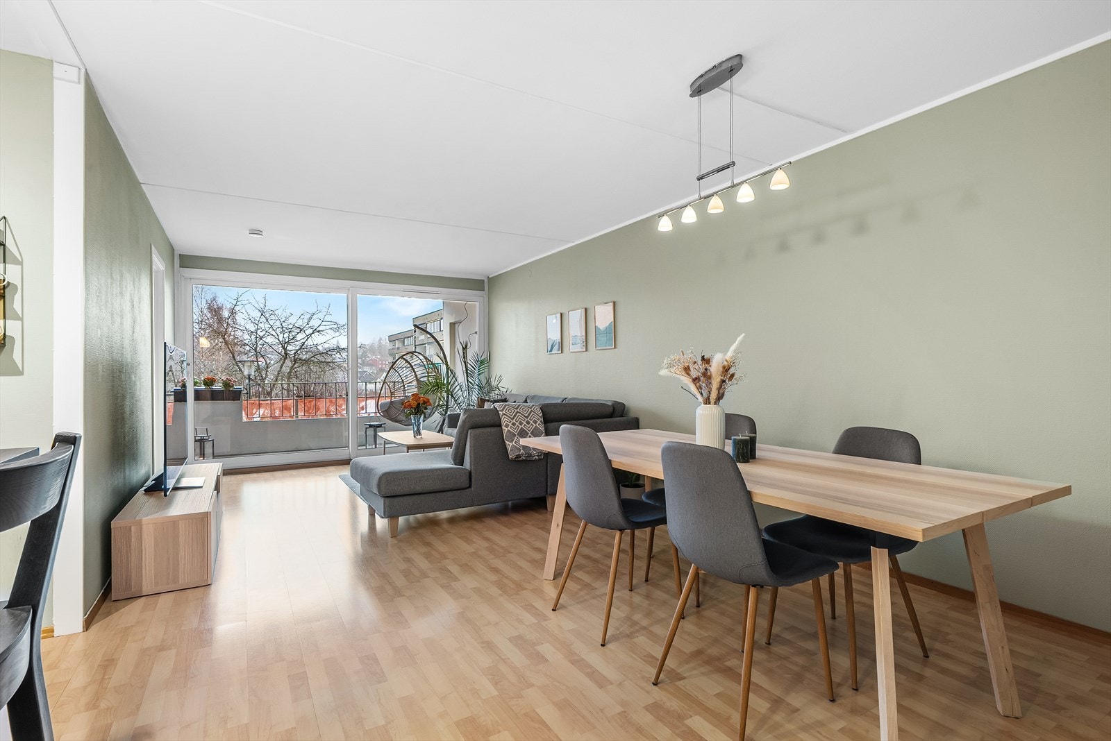 Leiligheten ligger skjermet til i byggets 1. etasje og oppleves som 2. fra bakkeplan Galleribilde