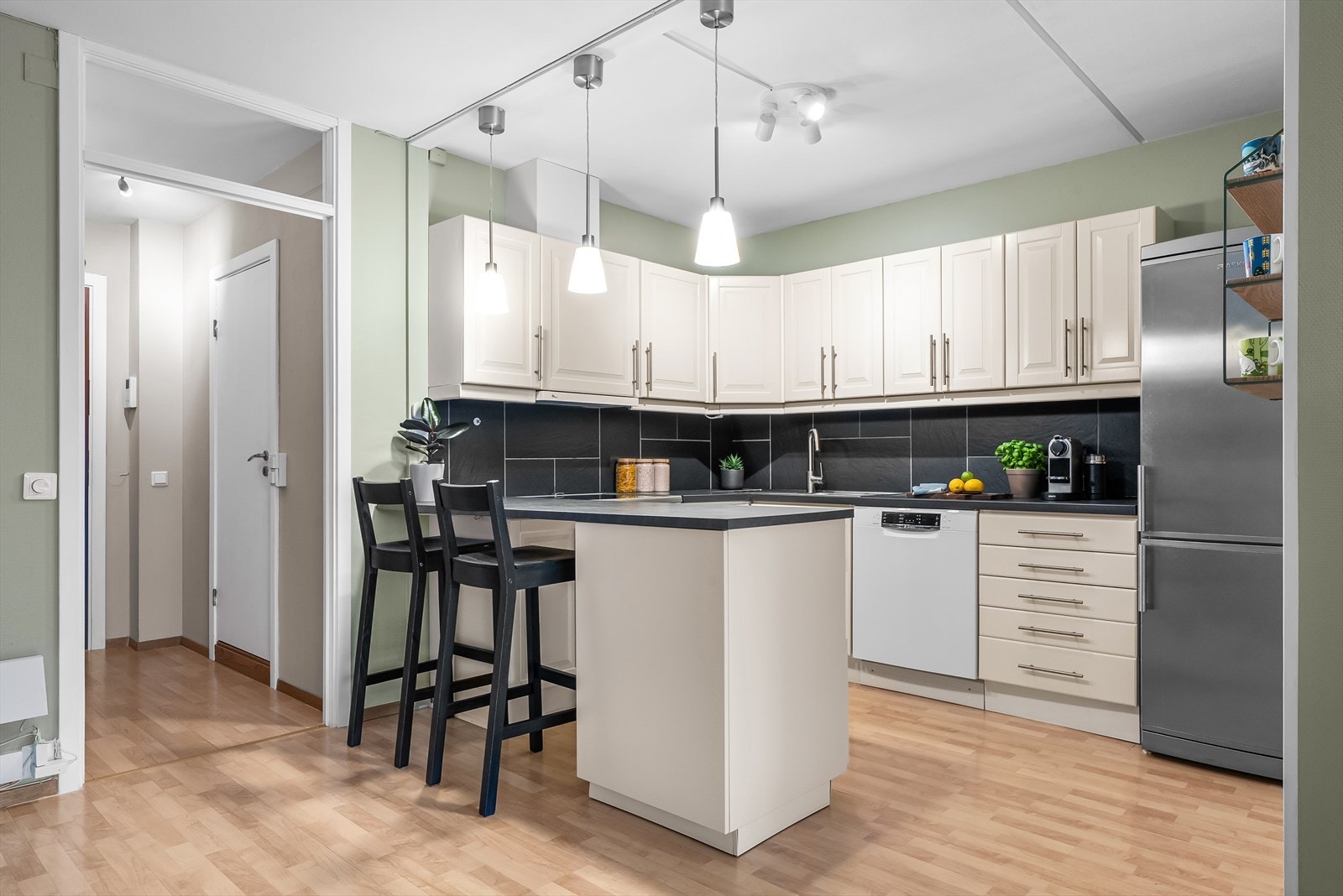 Klassisk kjøkkeninnredning med profilerte fronter og kjøkkenøy med sitteplasser Galleribilde