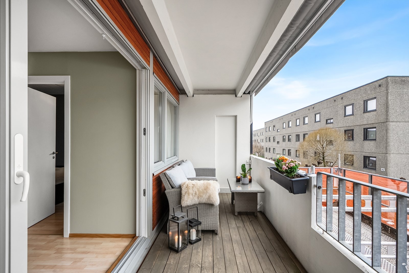 I regi av borettslaget skal samtlige balkonger innglasset, noe som vil gi leiligheten et utvidet og mer fleksibelt bruksareal som kan benyttes store deler av året, uavhengig av vær og vind Galleribilde