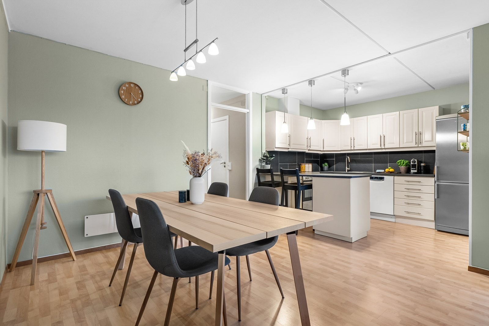 Kjøkkenet ligger i delvis åpen løsning mot stuen, sammen utgjør de et åpent og fint allrom Galleribilde