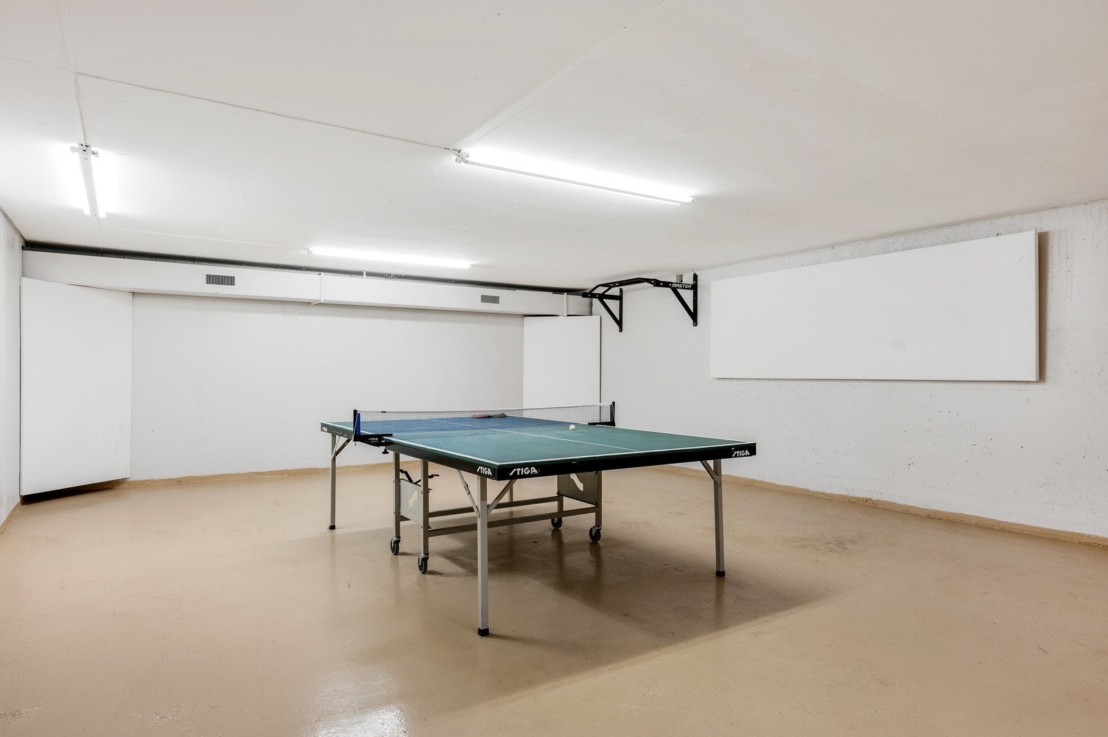 Trimrom, bordtennisrom og snekkerrom ligger i tilfluktsrommet under Hovseterveien 52 Galleribilde