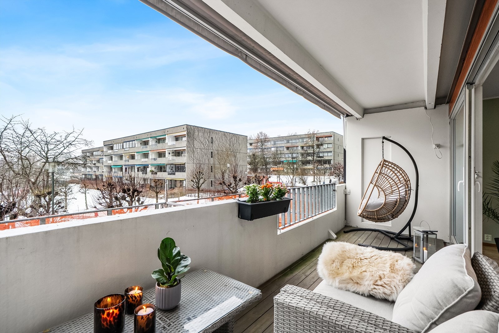 Rolig og tilbaketrukket beliggenhet, samtidig meget sentralt med kort gange til butikk, servicetilbud, buss og T-bane Galleribilde