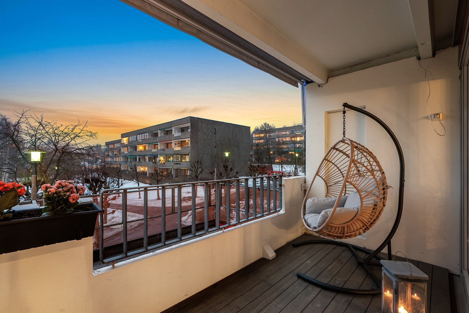 Balkongen utgjør en fin forlengelse av rommet, og har god plass til flere sittegrupper og beplantning Galleribilde