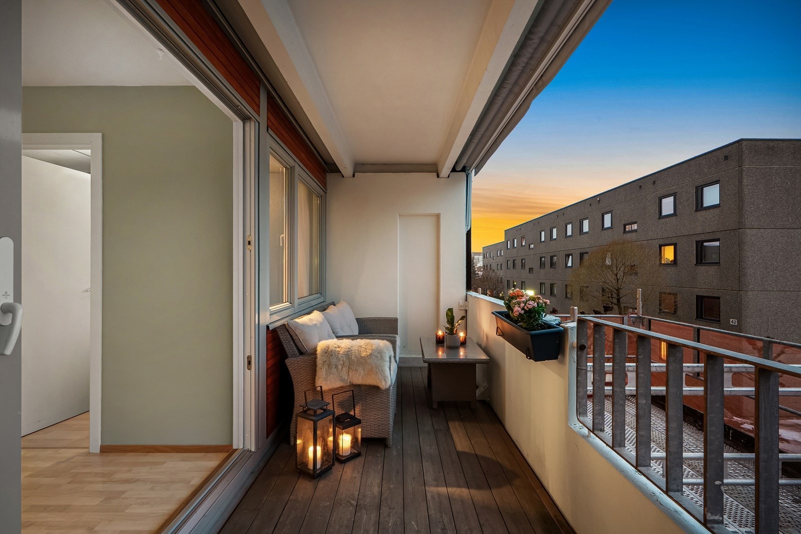 Fra stuen er det utgang til en nordvestvendt balkong på ca. 10 kvm med terrassebord og elektrisk markise for solskjerming Galleribilde