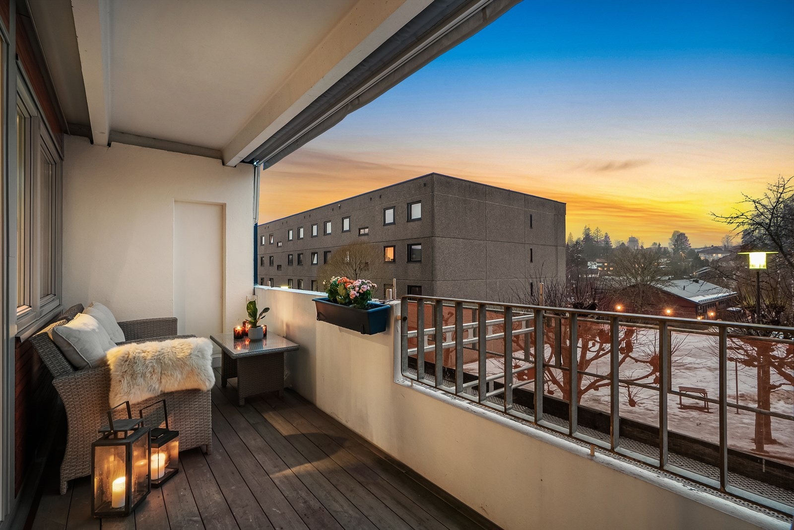 Balkongen er overbygget og lun, med lite innsyn og gode solforhold Galleribilde