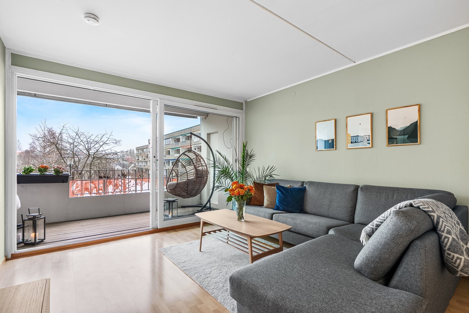 Lys og usjenert stue med store vindusflater, utgang til balkong og gode møbleringsmuligheter Galleribilde