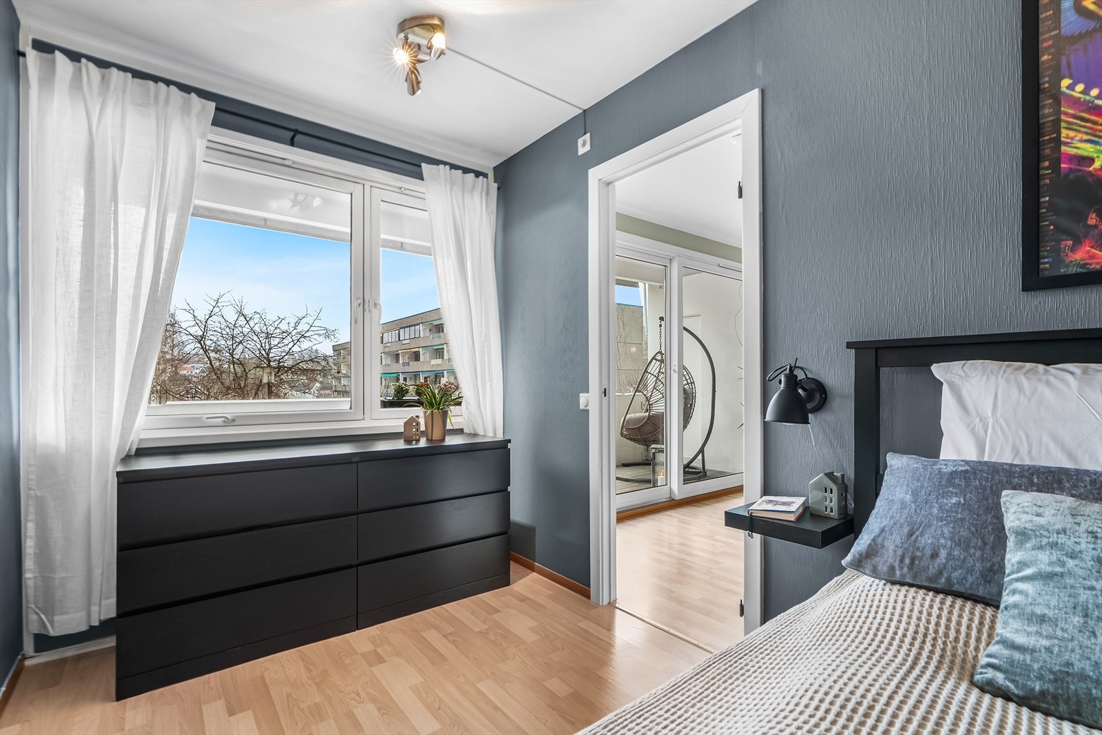 Store vindusflater, gode lysforhold og fin romfølelse Galleribilde