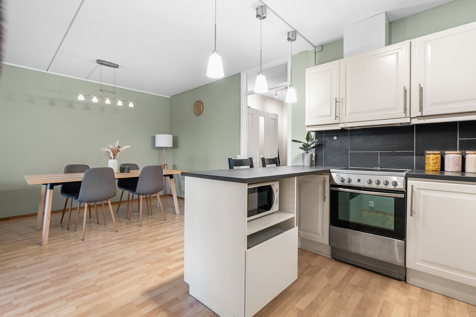 Leiligheten har en åpen og fin planløsning som er lett å møblere Galleribilde