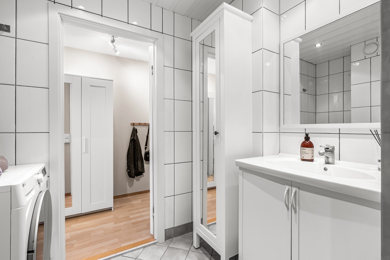 På badet er det plass og opplegg for vaskemaskin Galleribilde