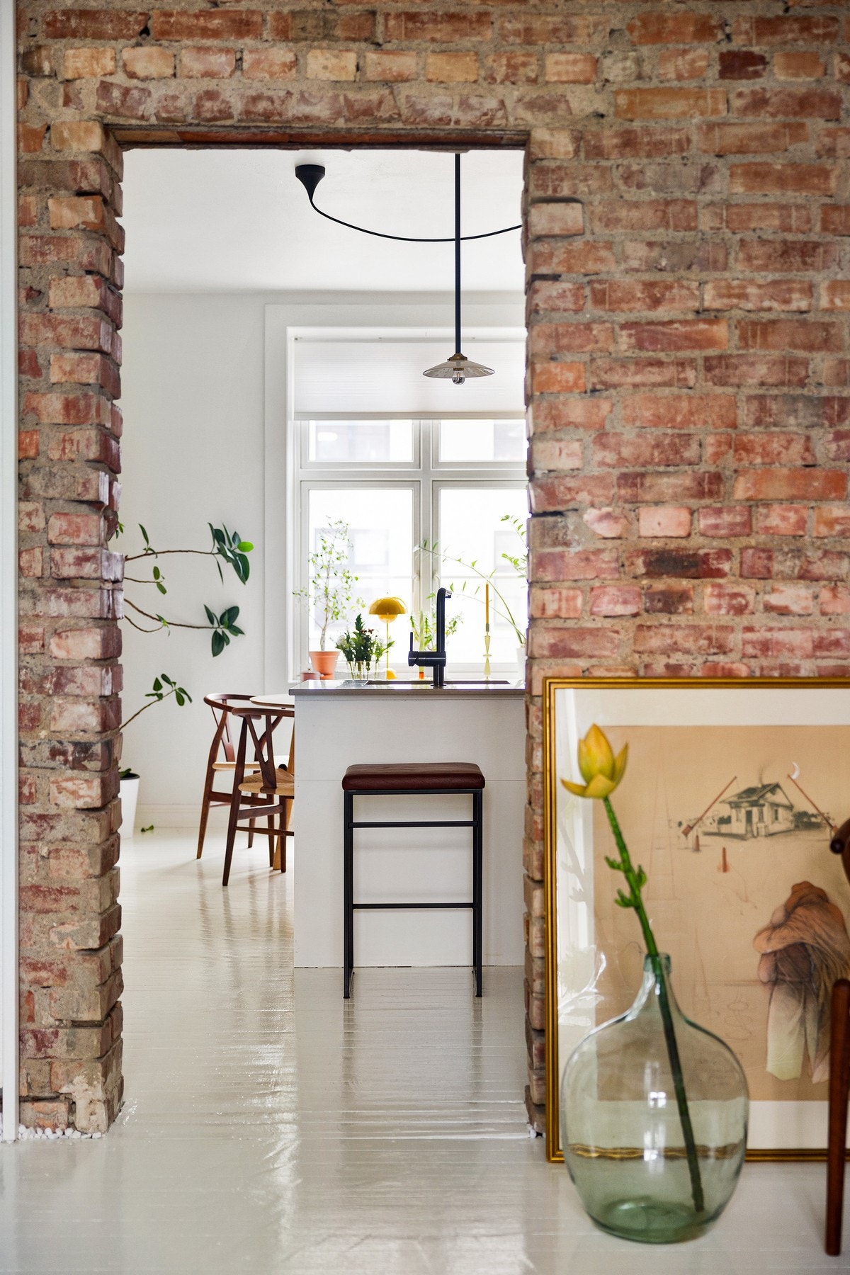 Leiligheten har en gjennomgående planløsning og et rikt lysinnslipp fra begge sider. Galleribilde