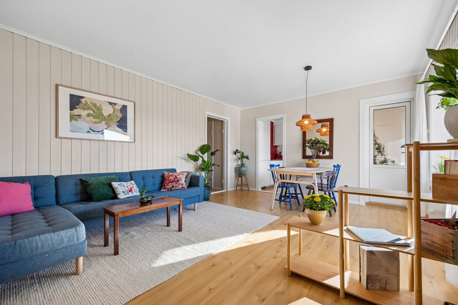 Stuen har en størrelse på på 20,5 kvm., og kjøkken ligger praktisk adskilt. Galleribilde