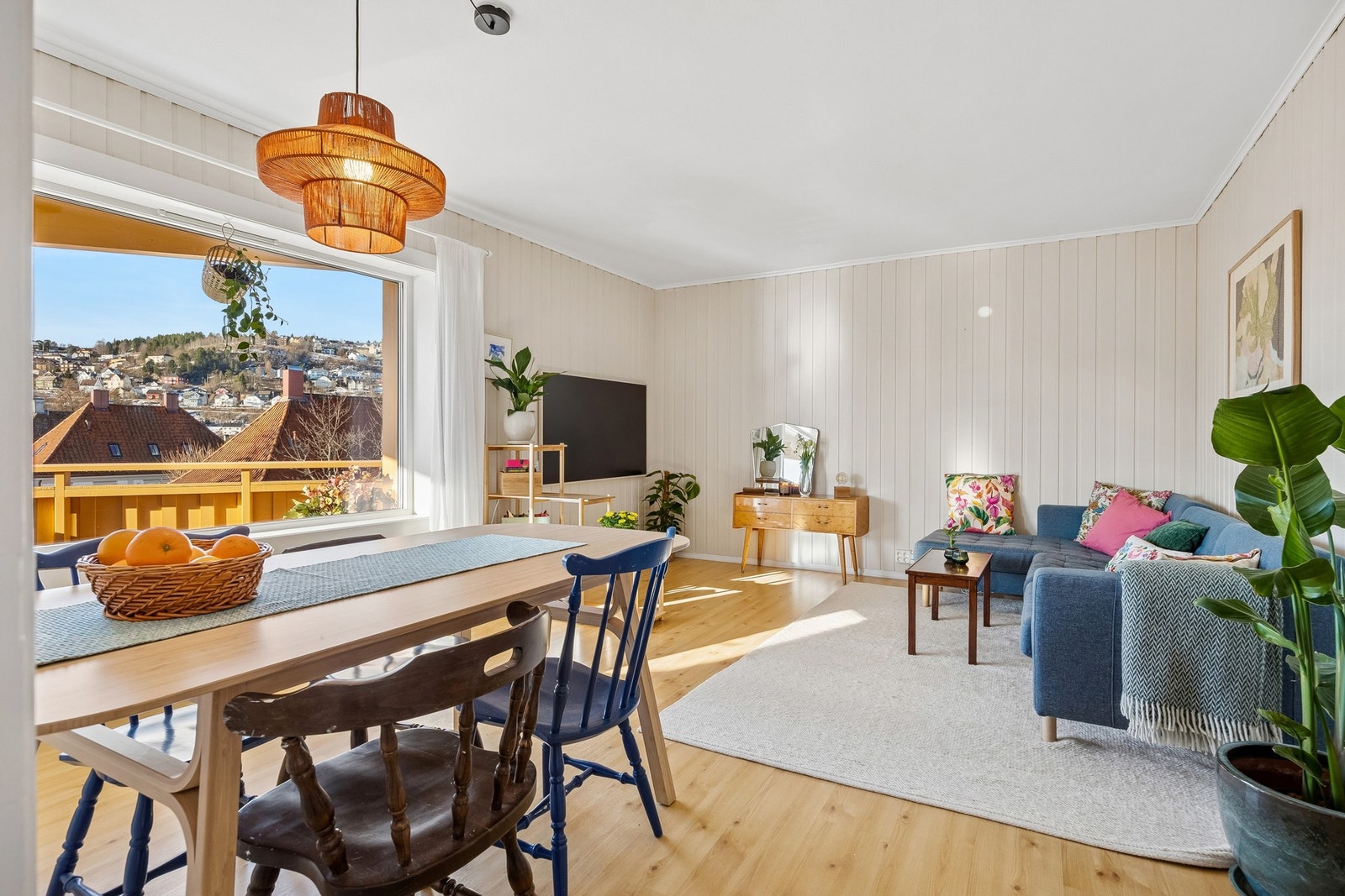 Romslig og innbydende stue med rause vindusflater som gir leiligheten godt med naturlig lysinnslipp. Vinduene har 3-lags isolerglass. Galleribilde