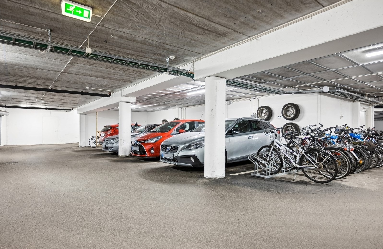 Fast parkeringsplass i garasjeanlegg - Tilrettelagt for å montere el-bil lader. Borettslaget har også felles sykkelparkering i garasjeanlegget Galleribilde