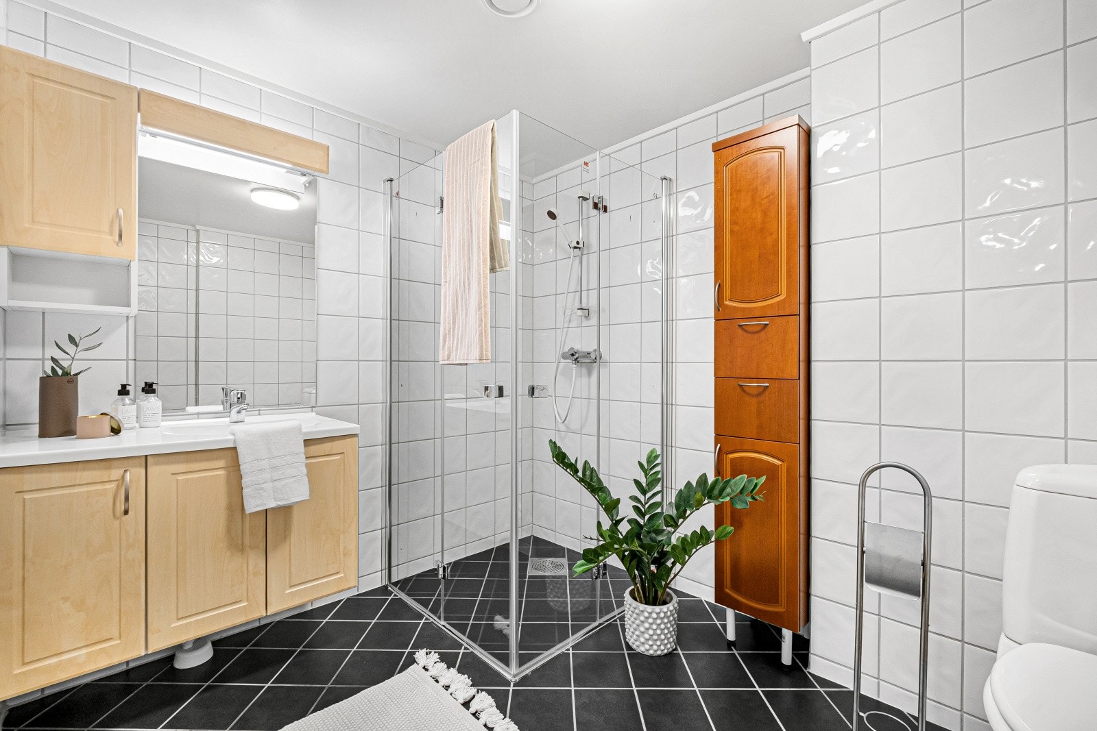 Badet er helfliset og har elektriske varmekabler i gulvet. Galleribilde