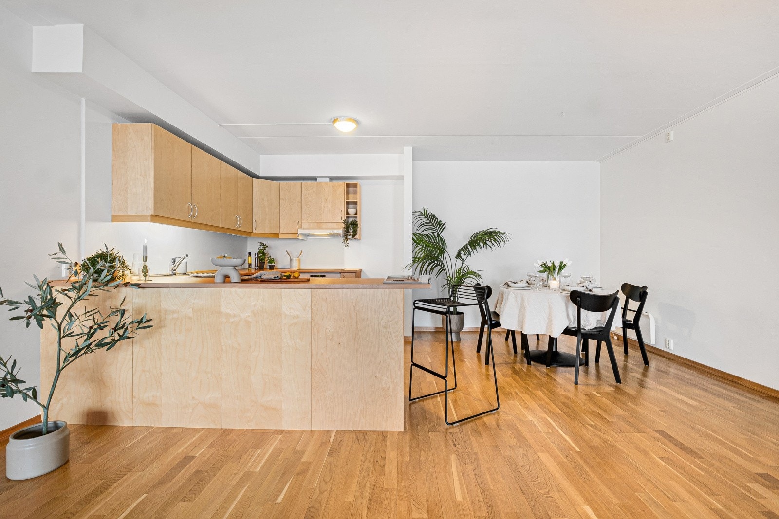 Kjøkkenet står i åpen løsning mot stuen Galleribilde