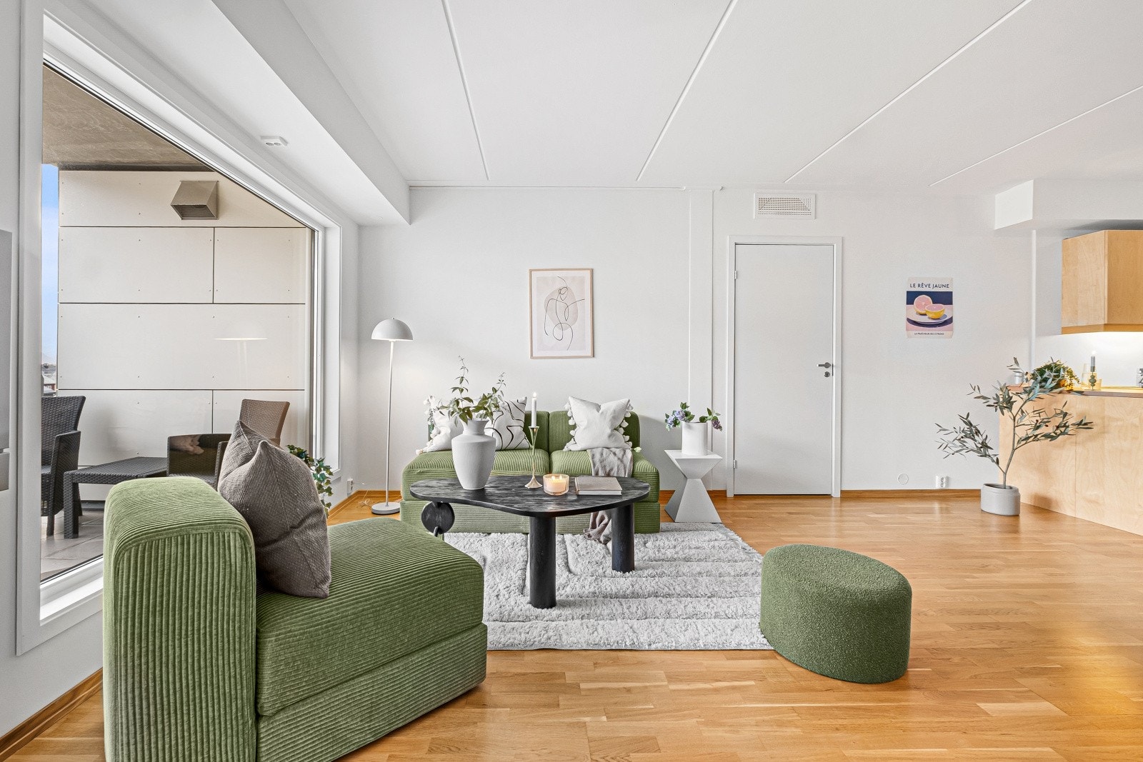 Stuen har nymalte vegger og malt betonghimling Galleribilde