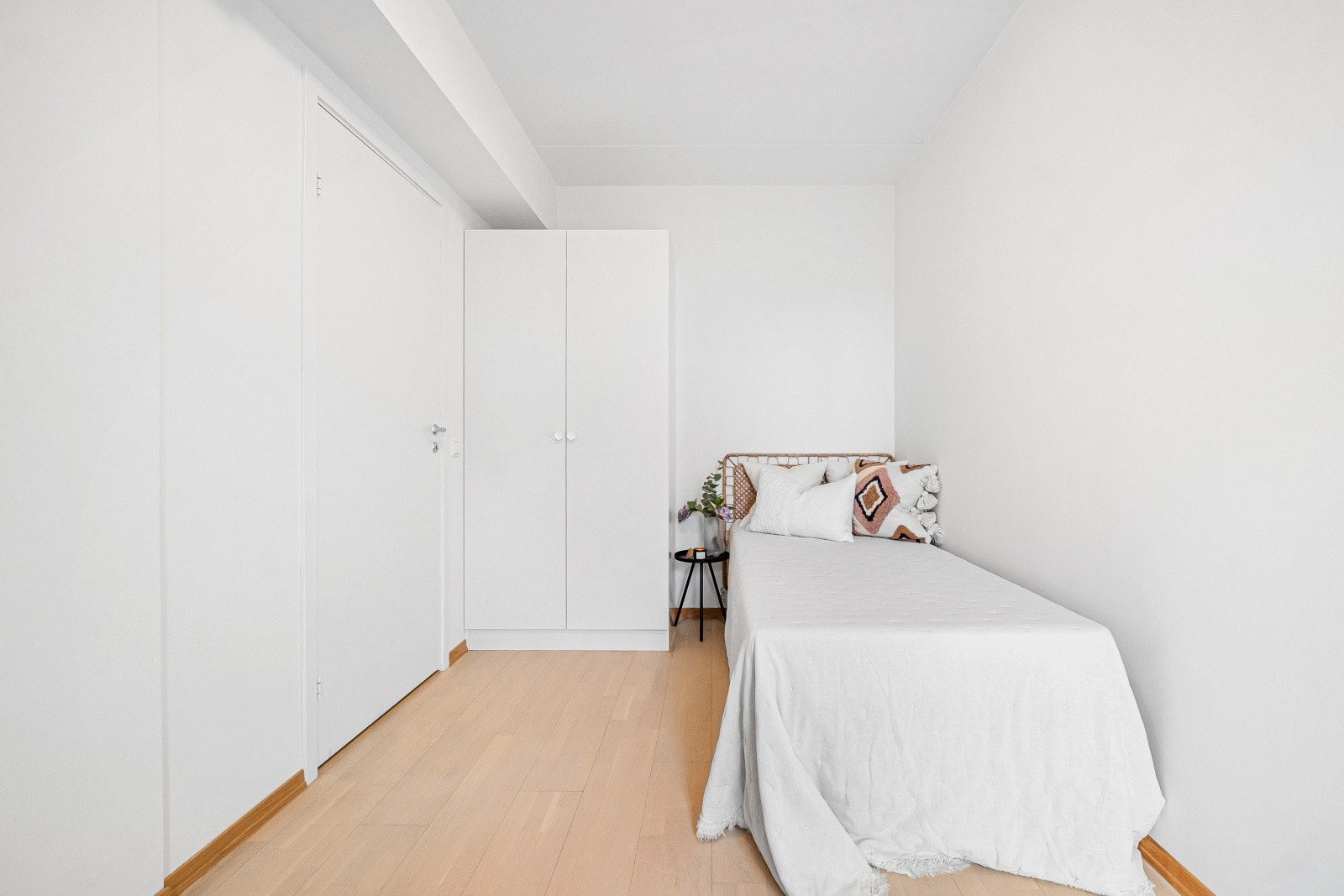 Lyse og nøytrale overflater gjør det enkelt å sette sitt eget preg på rommet Galleribilde