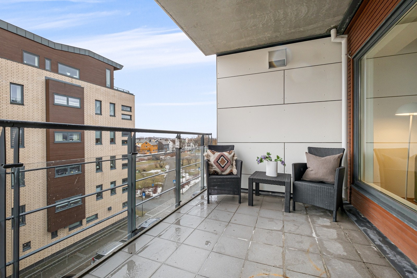 Her ute kan du nyte fine dager med utsikt over nærområdet. Galleribilde